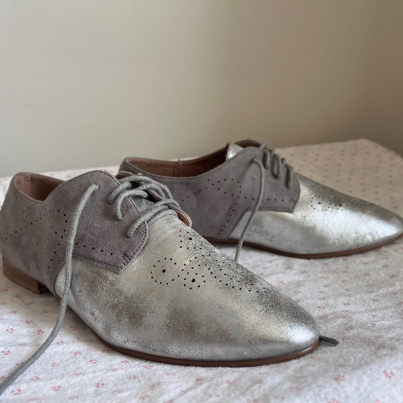 Vanessa Wu Silver & Taupe Suede Oxford Flats - Picture 1 of 2